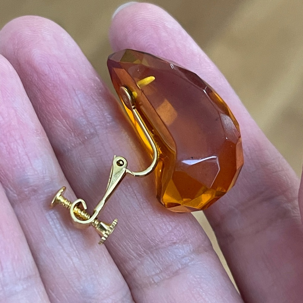 Faceted honey amber lucite gold tone clip on earrings - Picture 5 of 10